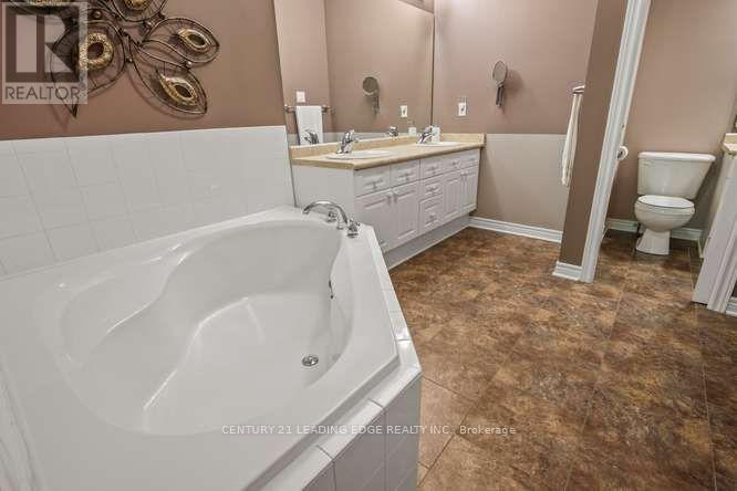 28 - 1574 Richmond Street Property Photo 11