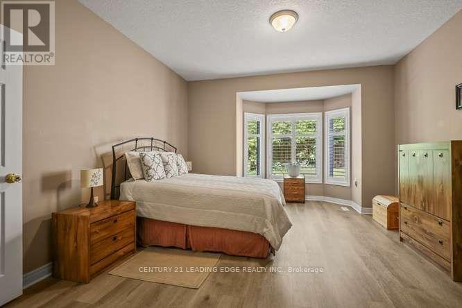 28 - 1574 Richmond Street Property Photo 14