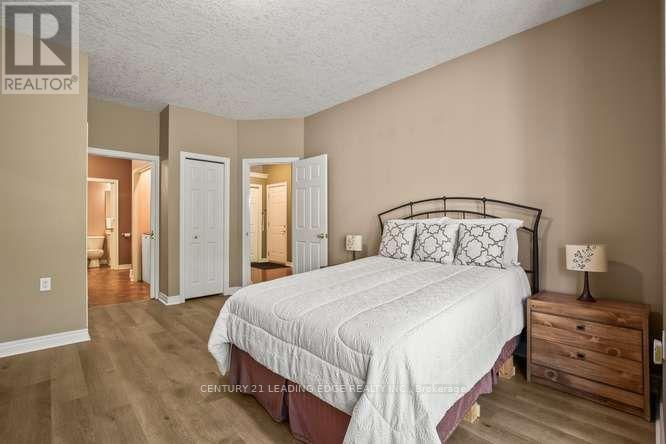 28 - 1574 Richmond Street Property Photo 15