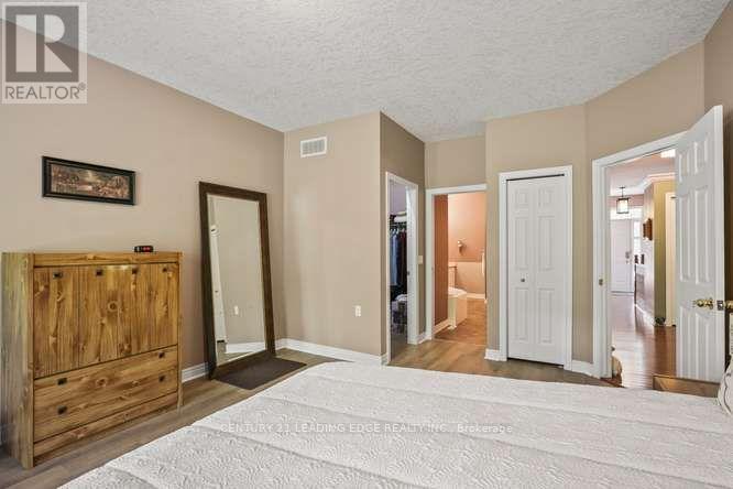 28 - 1574 Richmond Street Property Photo 16