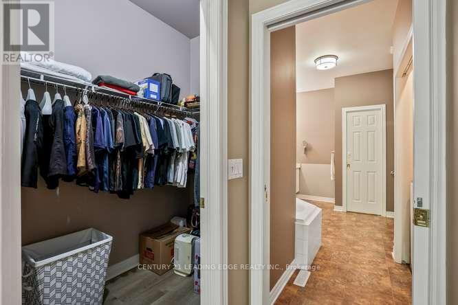 28 - 1574 Richmond Street Property Photo 17