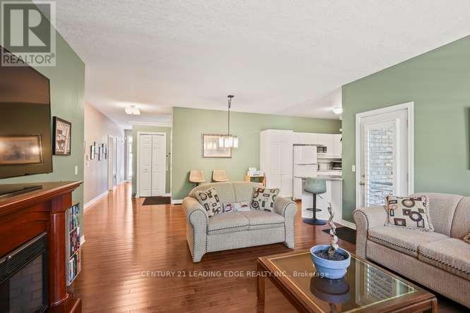 28 - 1574 Richmond Street Property Photo 27