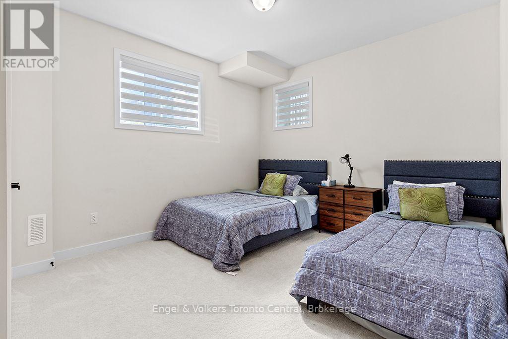 125 Stoneleigh Drive Property Photo 43