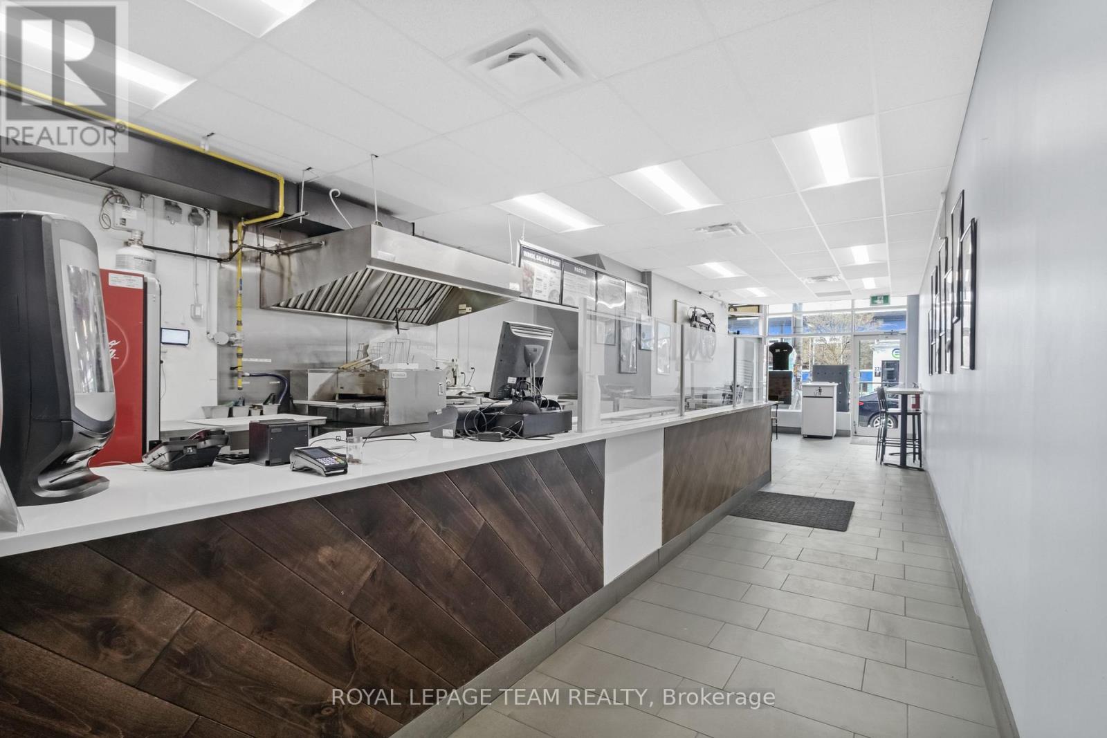 218 Laurier Avenue E Property Photo 6