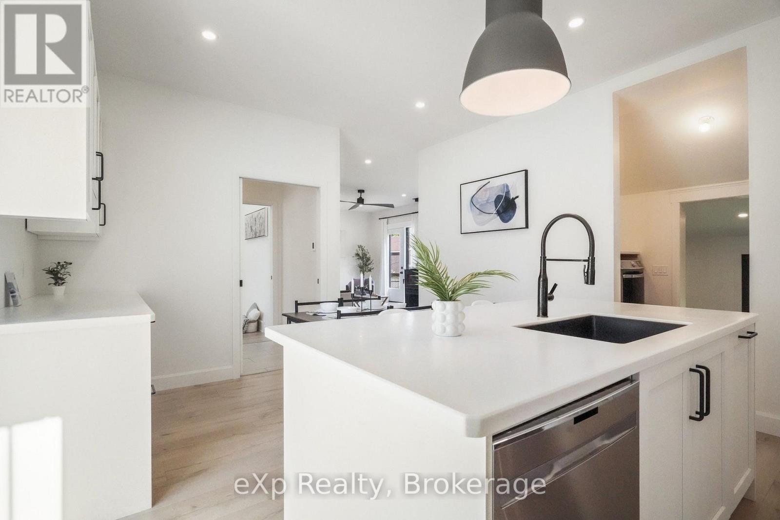 125 Portland Street Property Photo 16