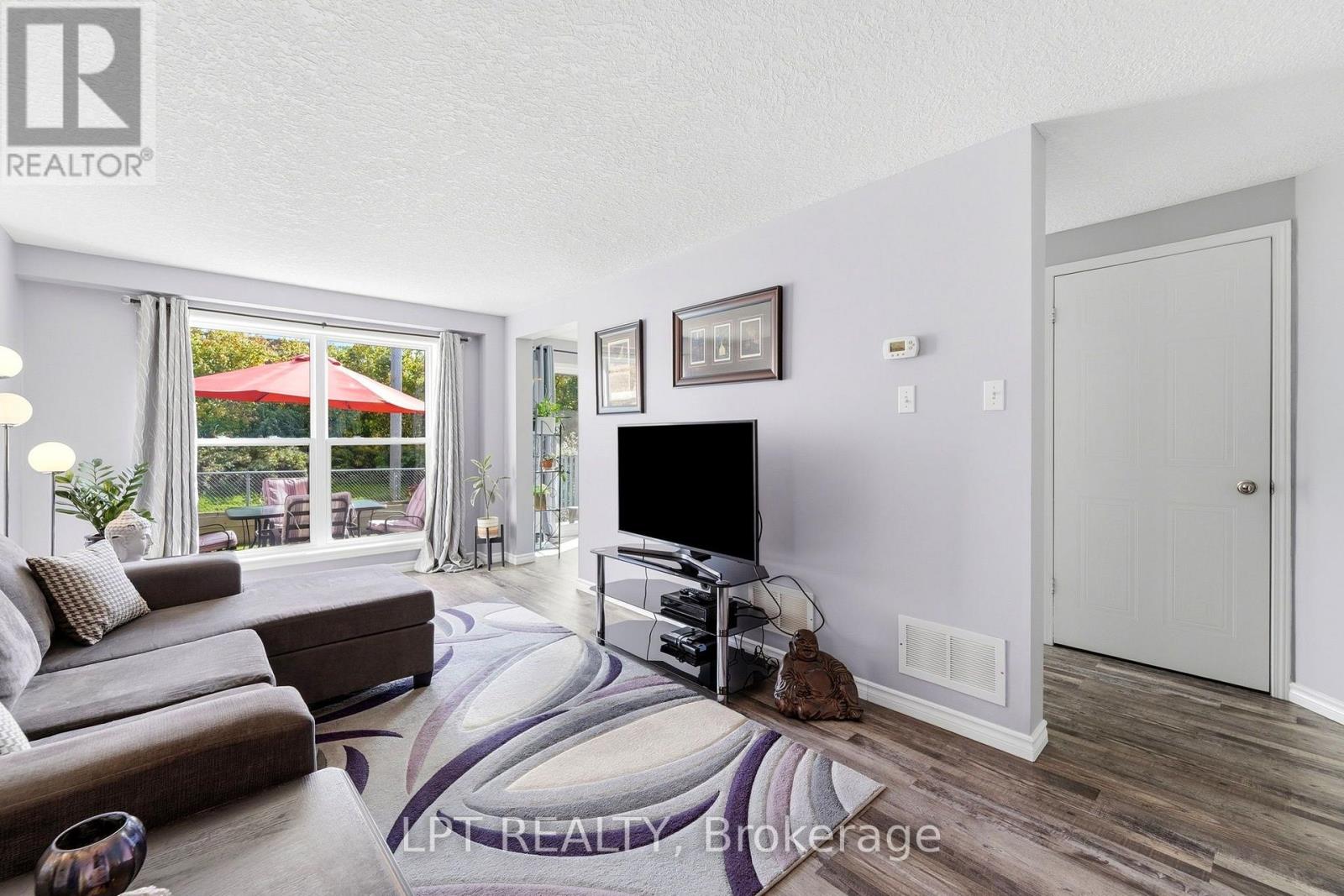 232 Tait Crescent Property Photo 6