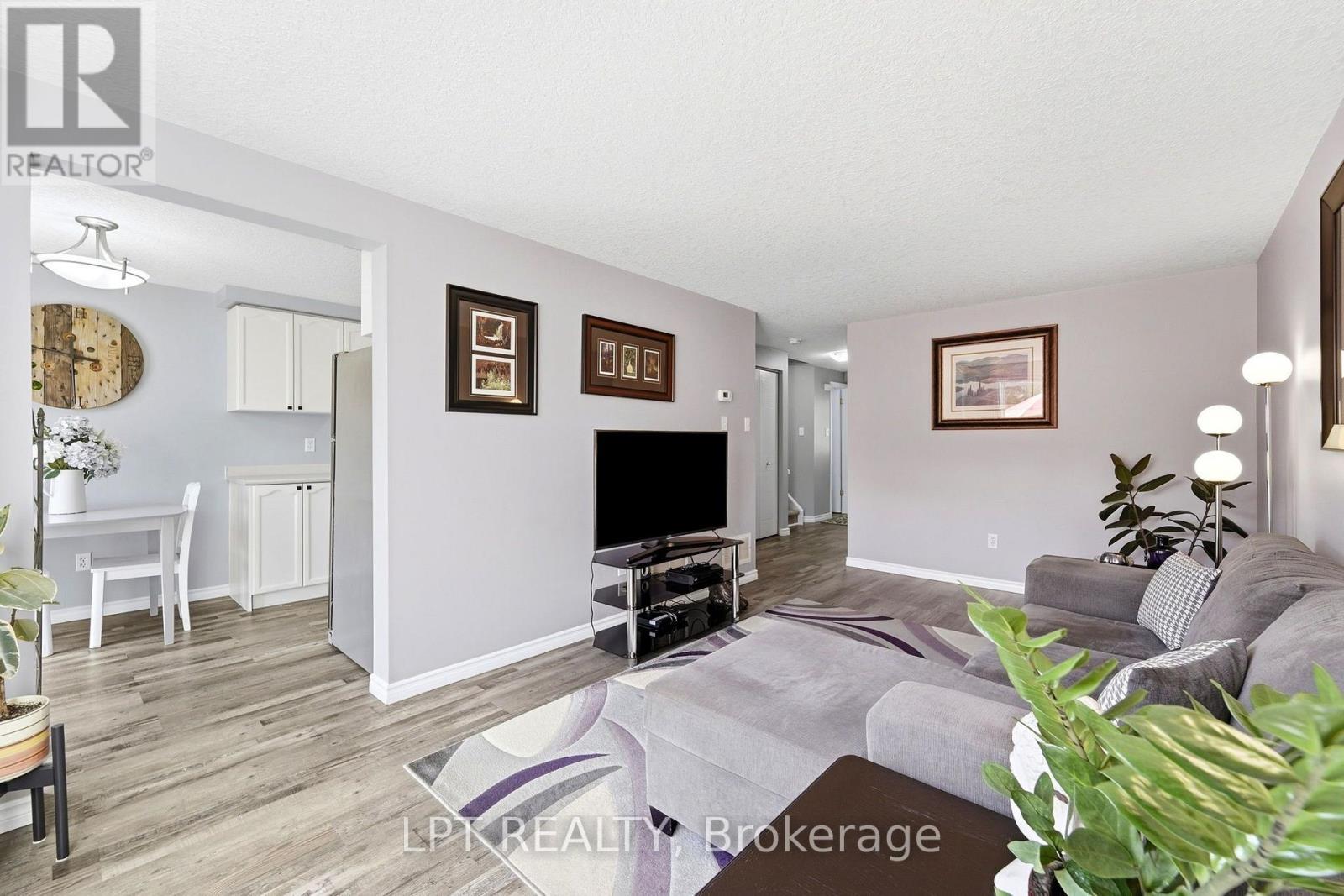 232 Tait Crescent Property Photo 7