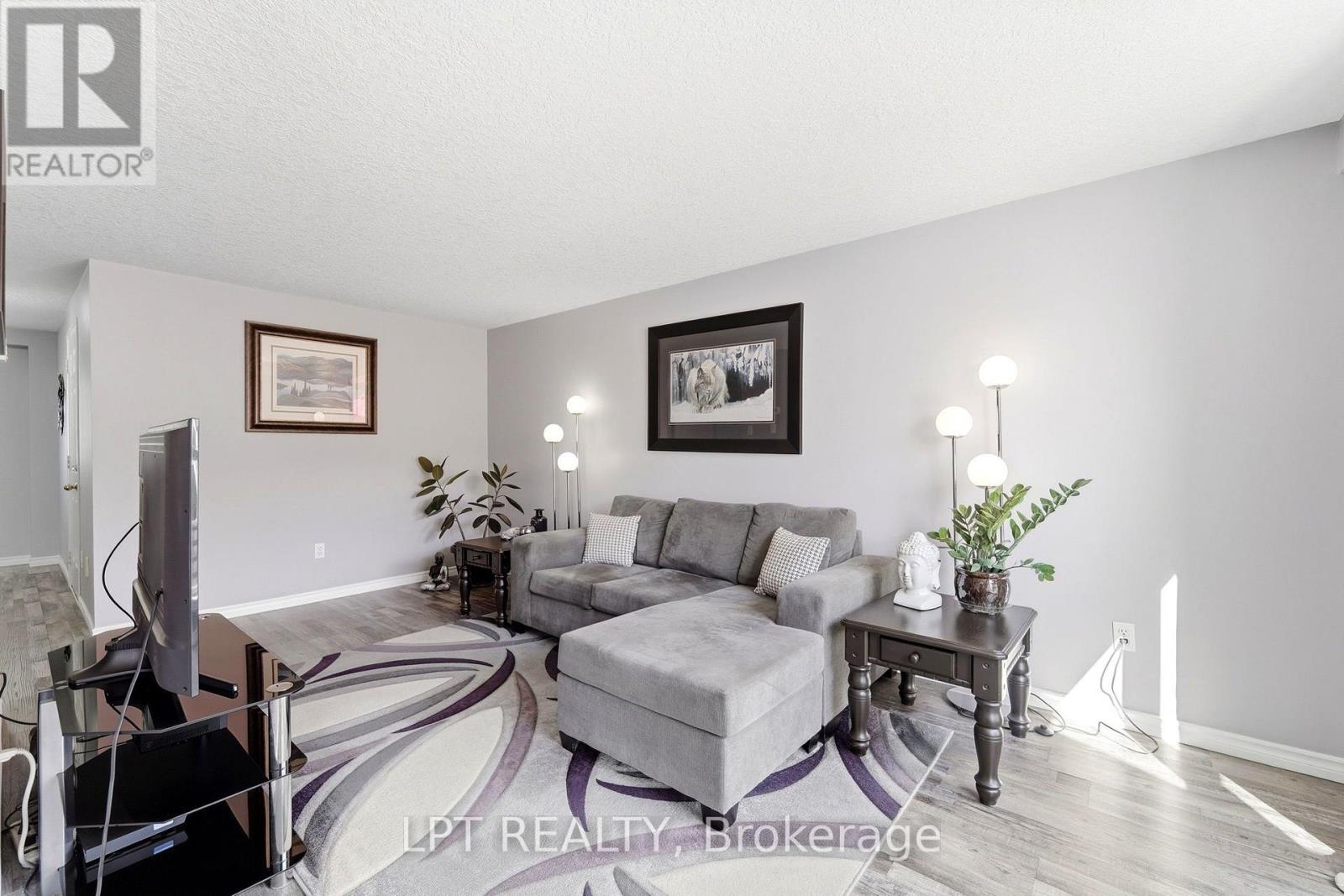 232 Tait Crescent Property Photo 8