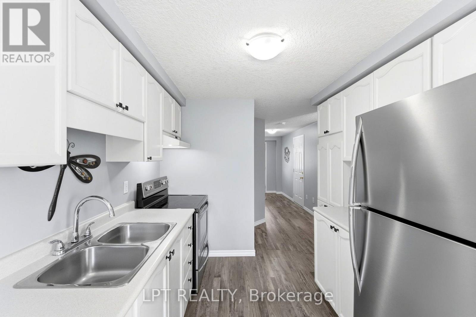 232 Tait Crescent Property Photo 12