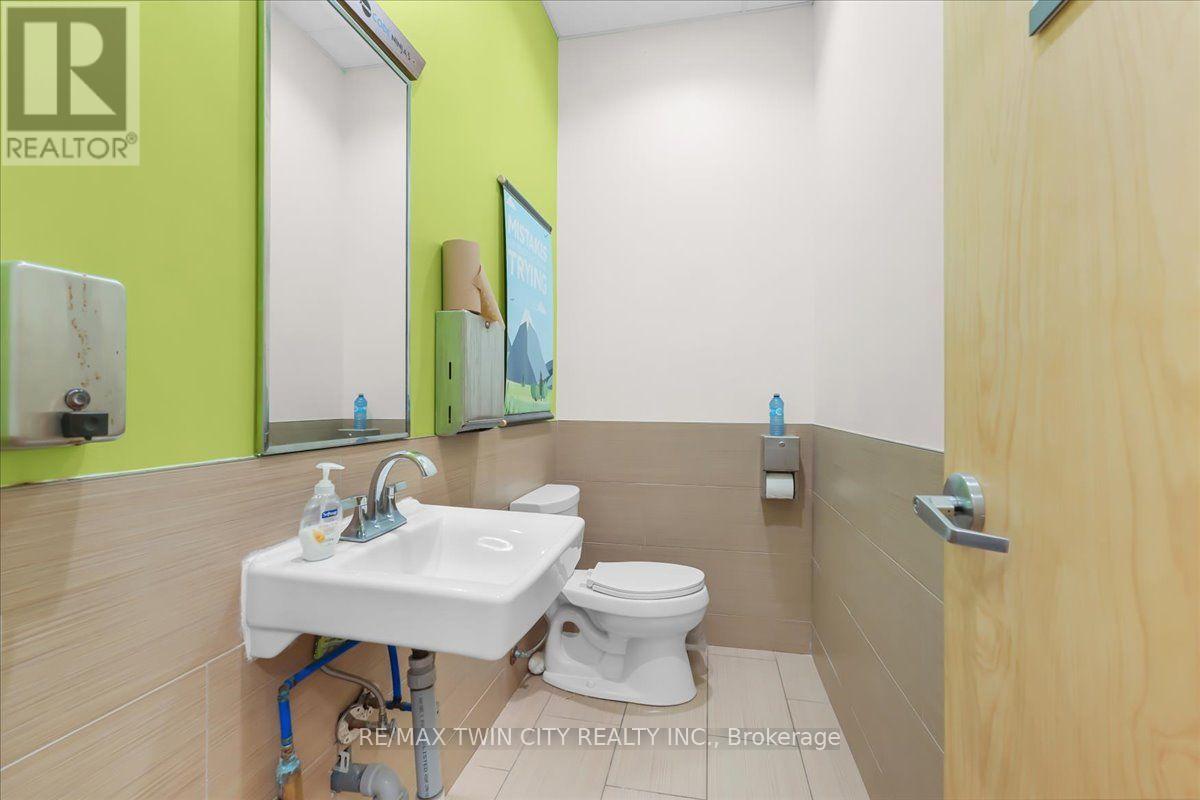 3 - 450 Columbia Street West Street W Property Photo 11
