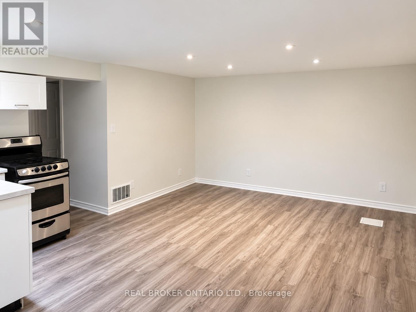 49 Thompson Avenue Property Photo 16