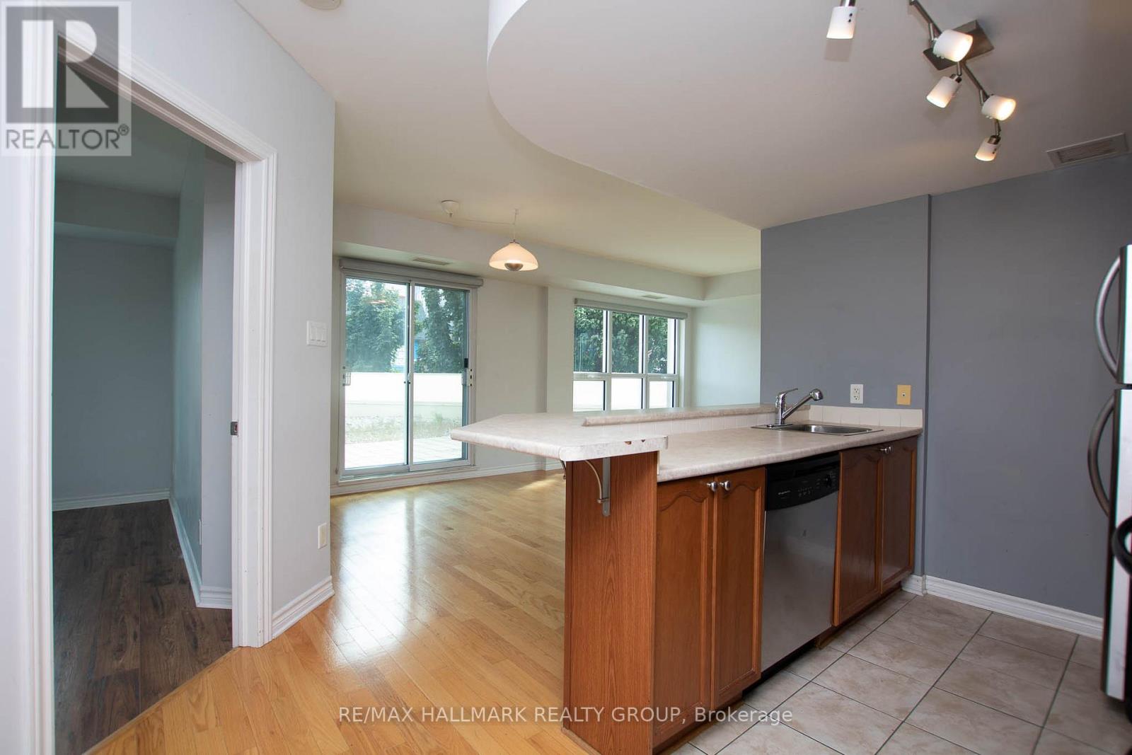 207 - 200 Rideau Street Property Photo 8