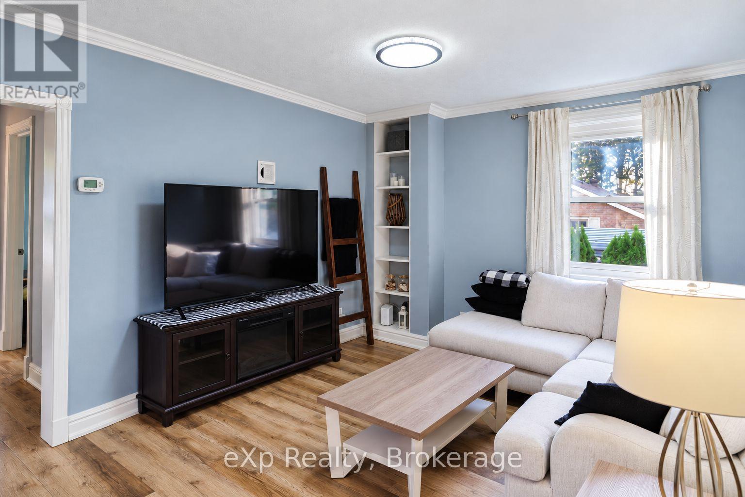 590 7th Street E Property Photo 2