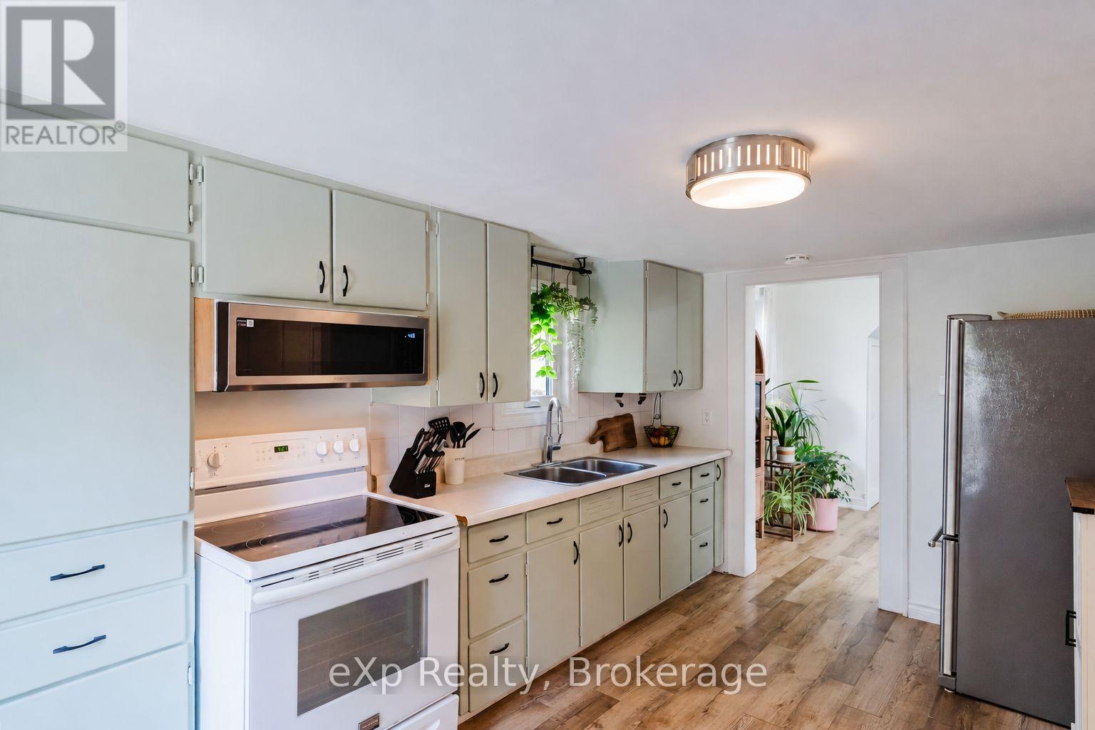 590 7th Street E Property Photo 3