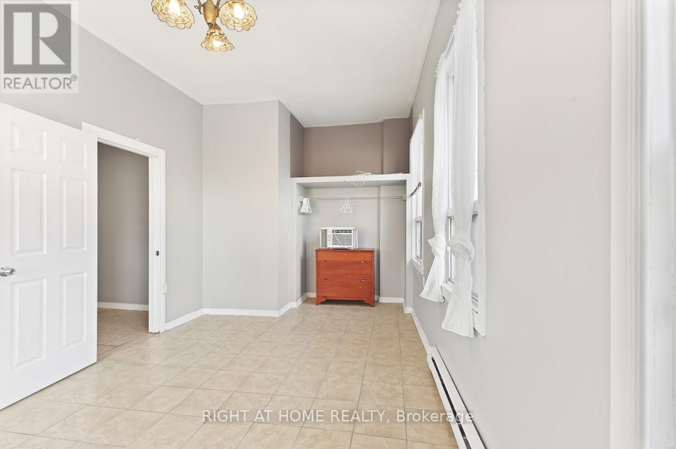 238 King Street E Property Photo 14