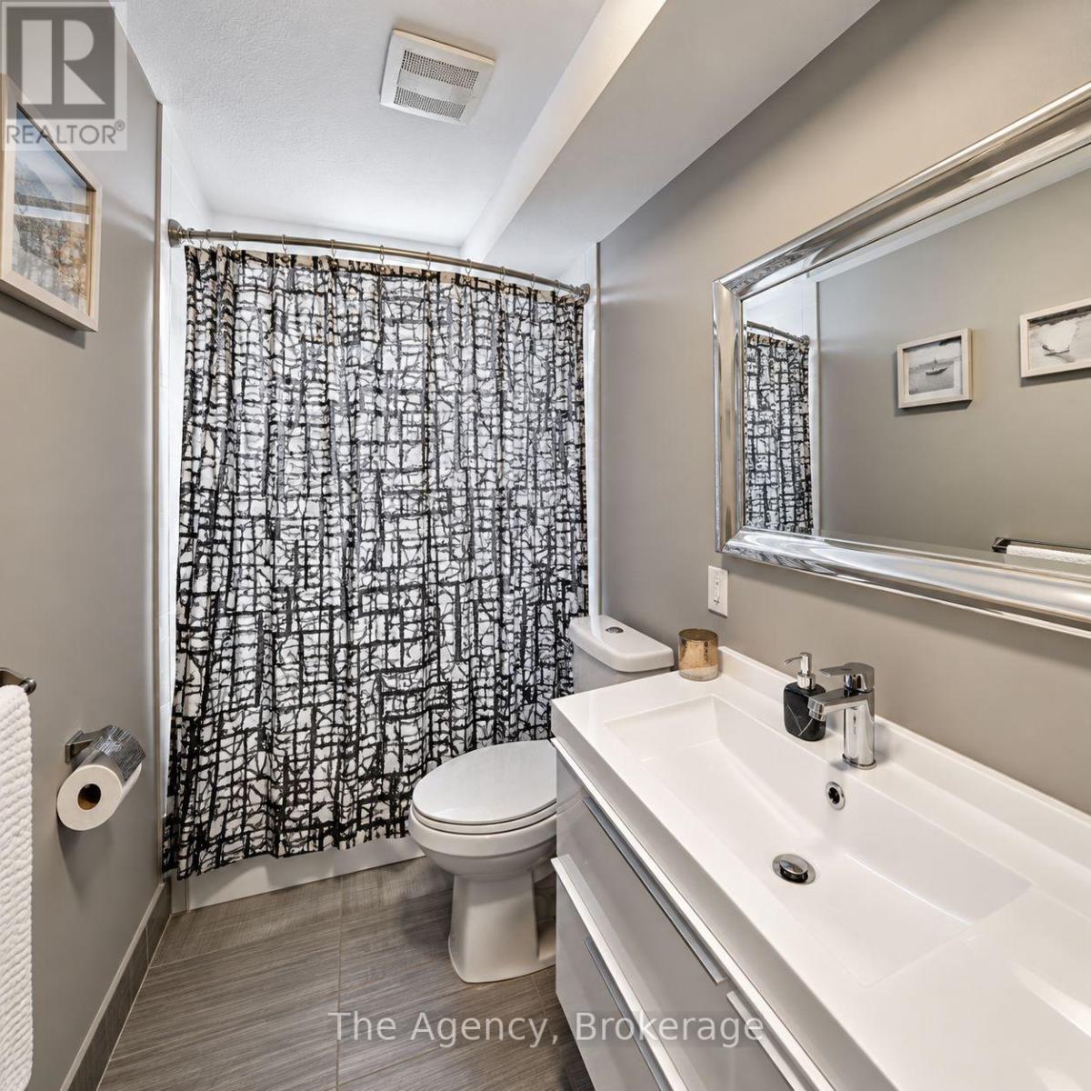 8 - 4538 Huron Street Property Photo 12