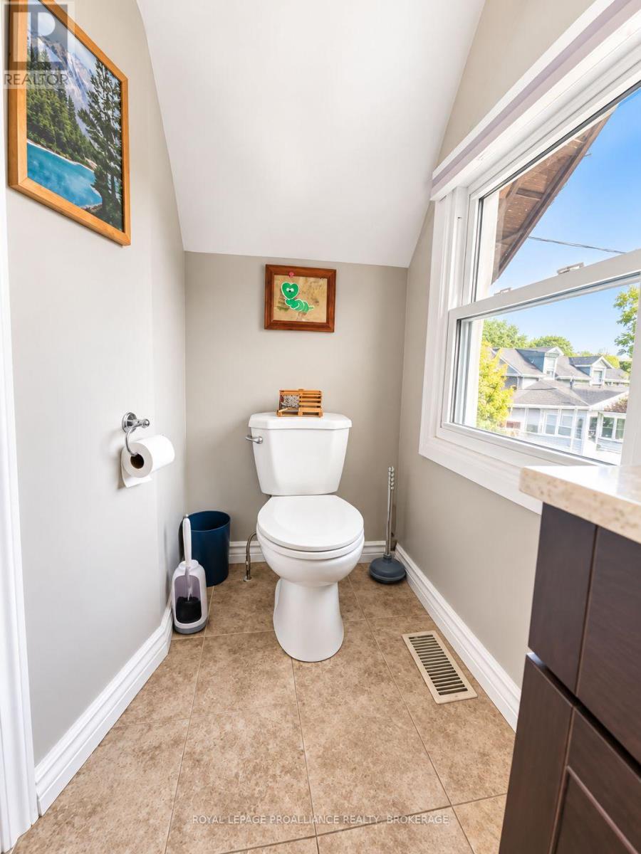 165 Pearl Street W Property Photo 9