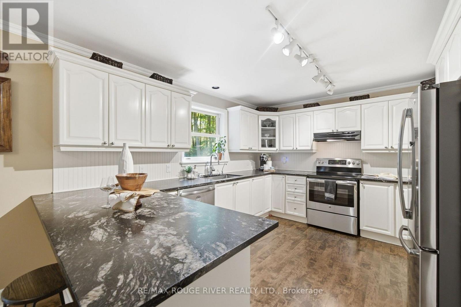 2774 Les Davey Road Property Photo 11