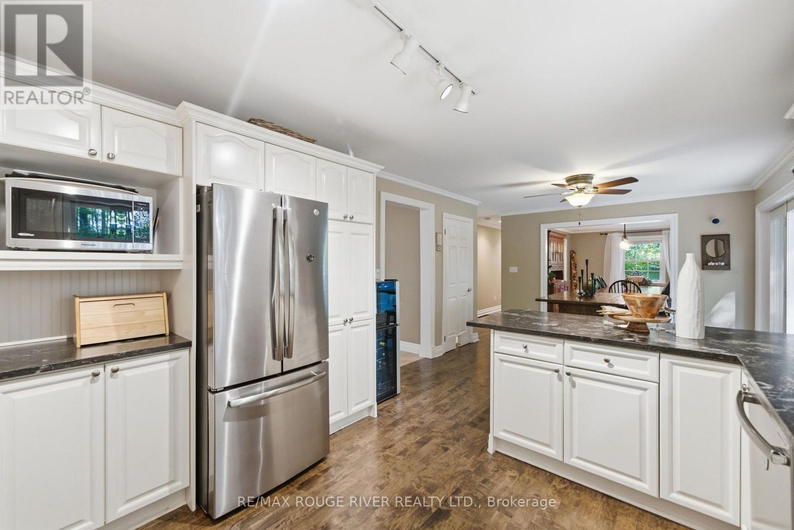 2774 Les Davey Road Property Photo 13