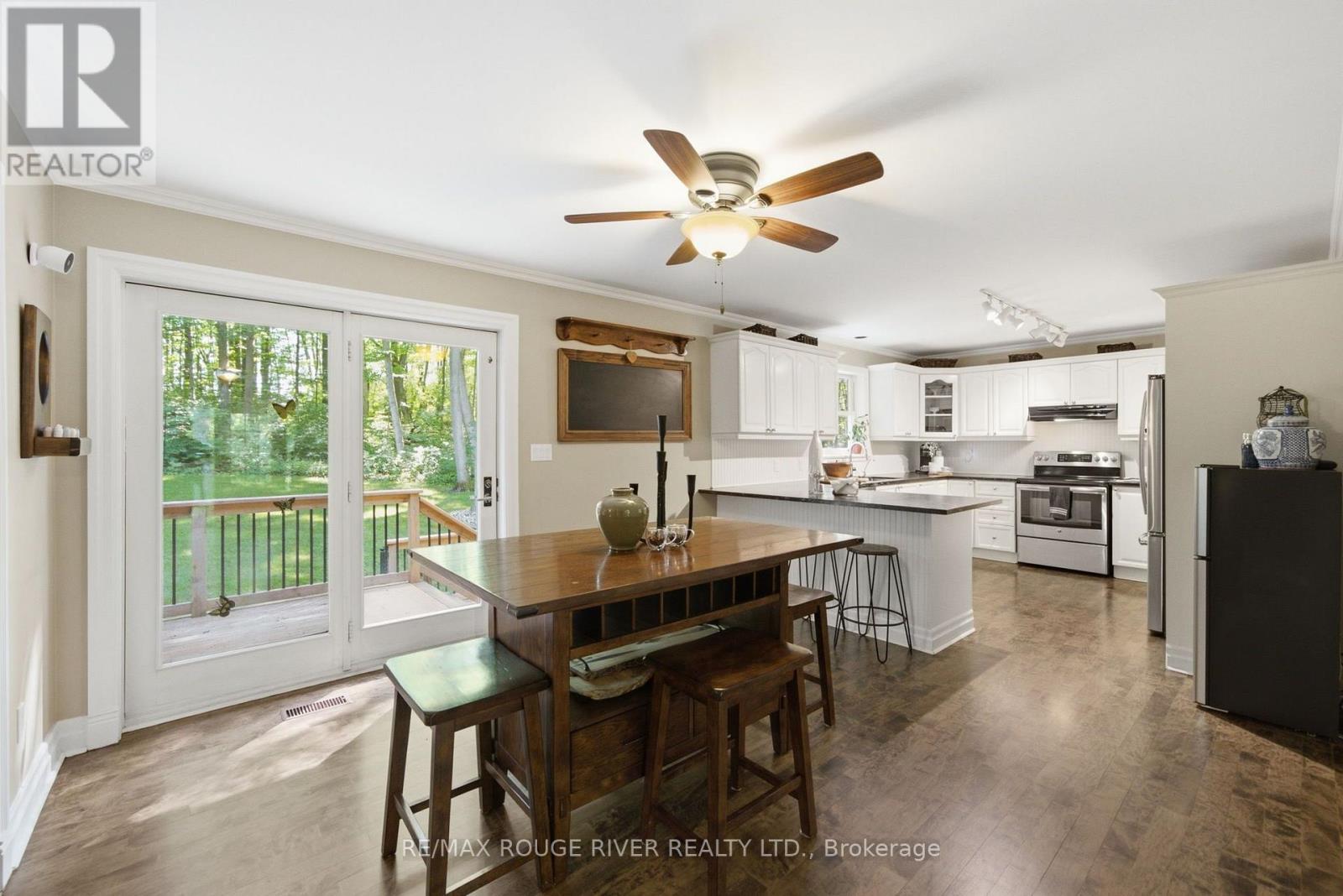 2774 Les Davey Road Property Photo 14