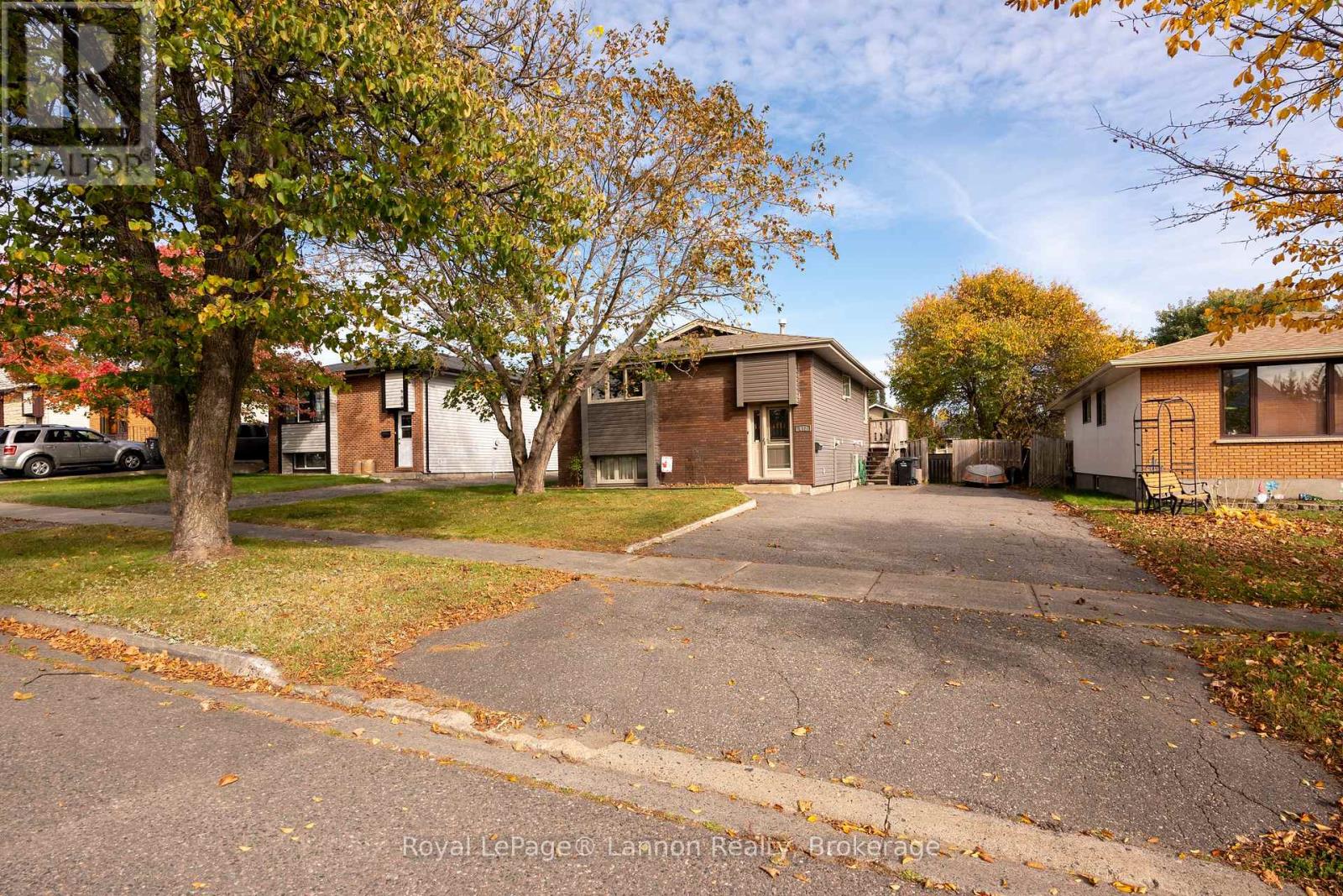 612 Lanark Crescent Property Photo 2