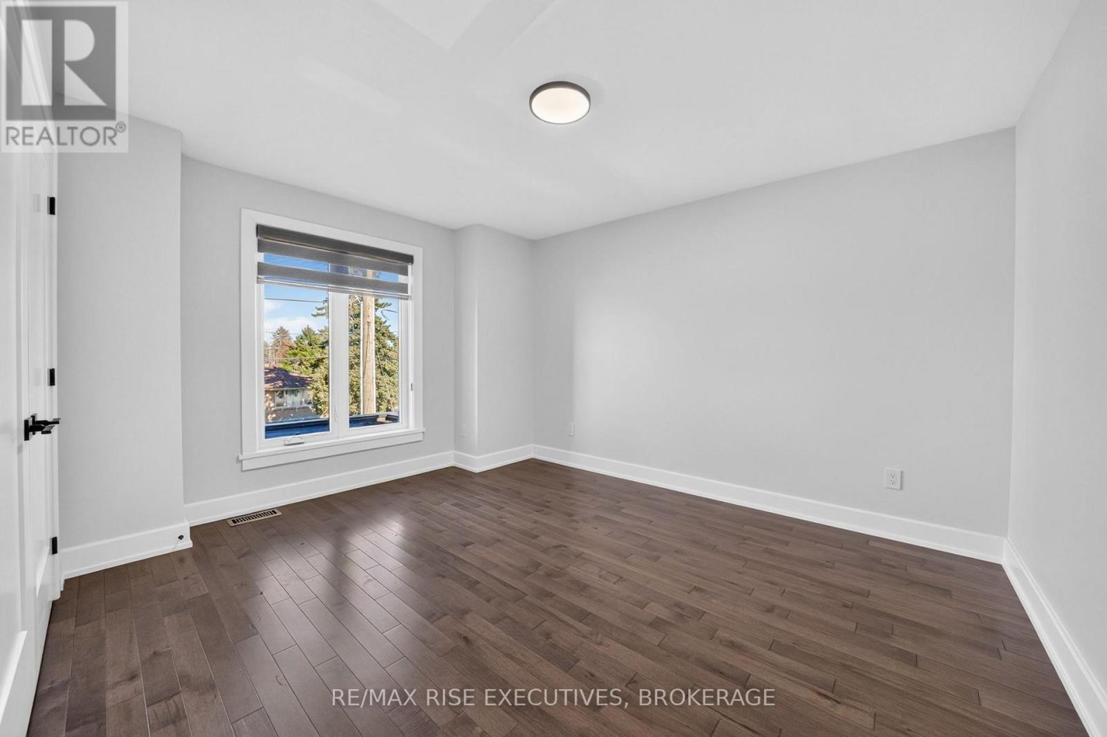 14 Park Crescent Property Photo 32