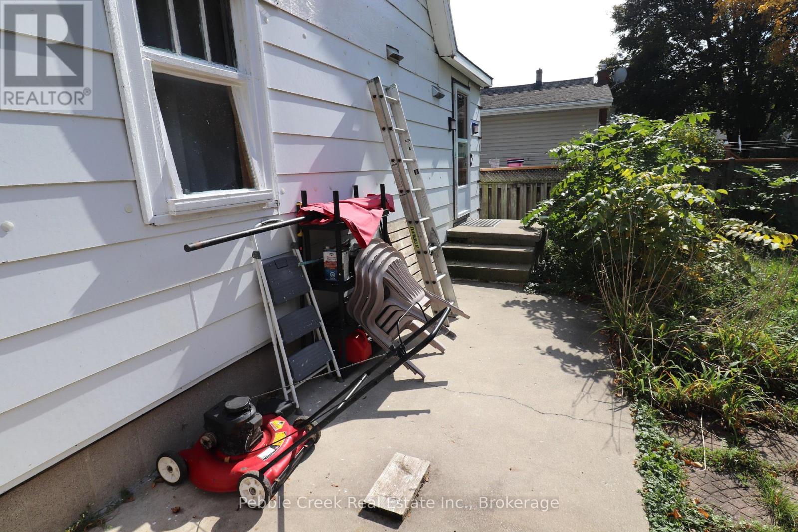 208 Hincks Street Property Photo 22
