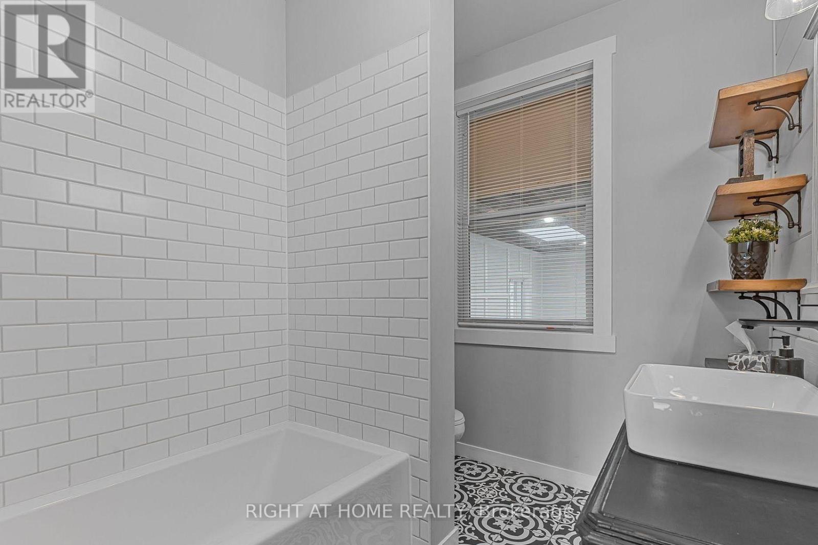 110 Cameron Avenue N Property Photo 15