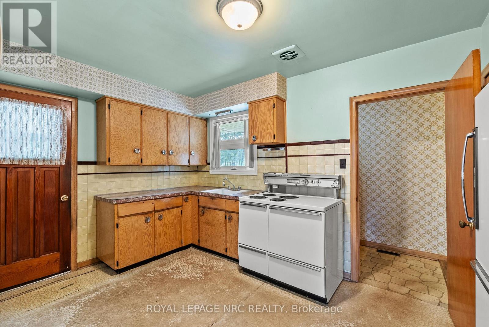 552 Bunting Road Property Photo 14