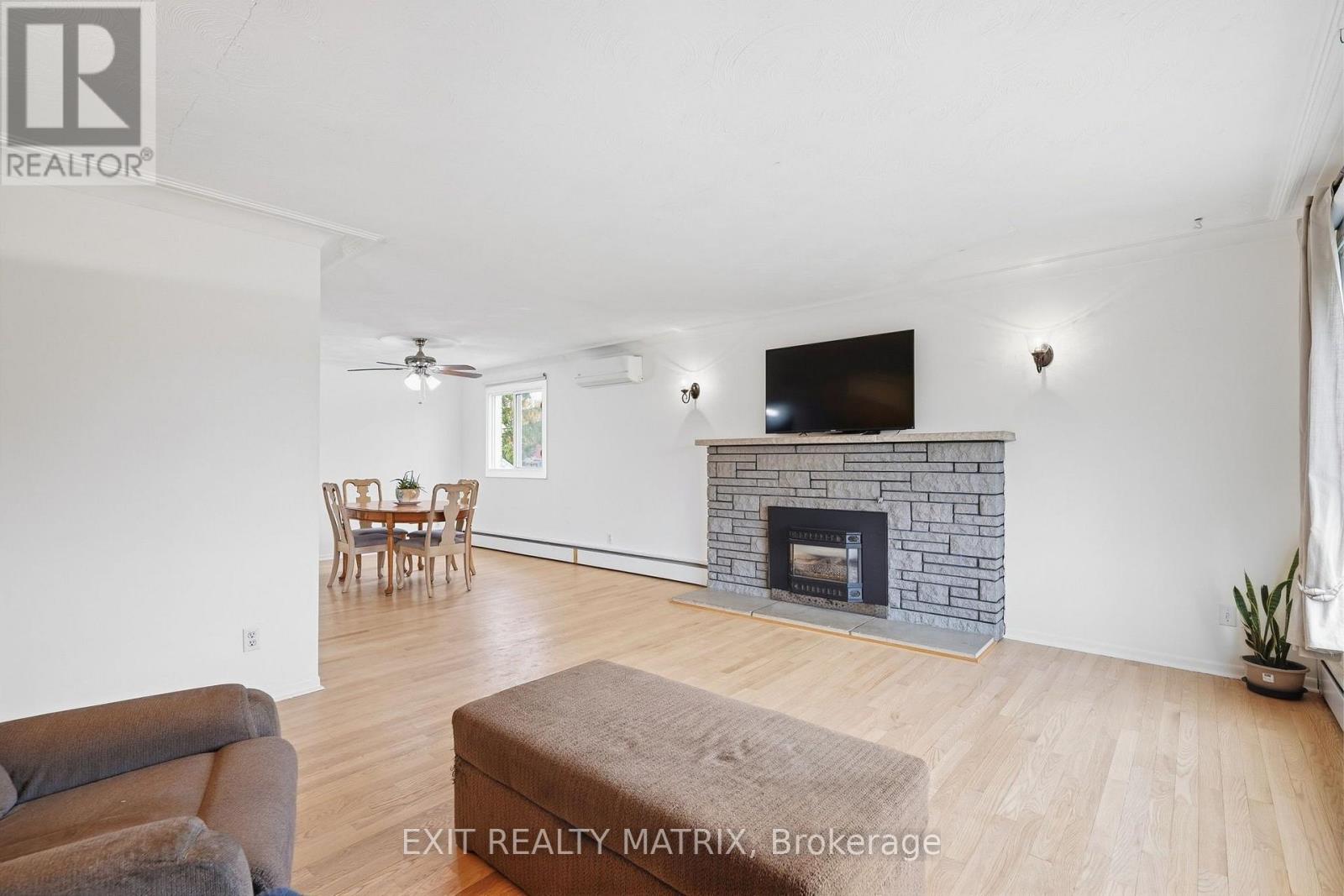 2439 Raymond Street Property Photo 7