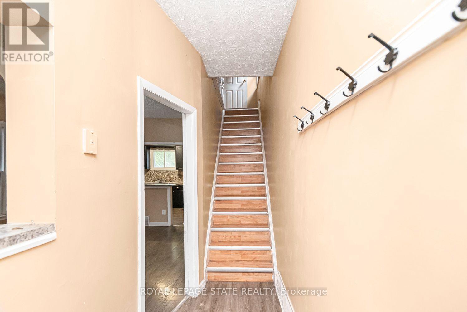 46 Holton Avenue N Property Photo 5