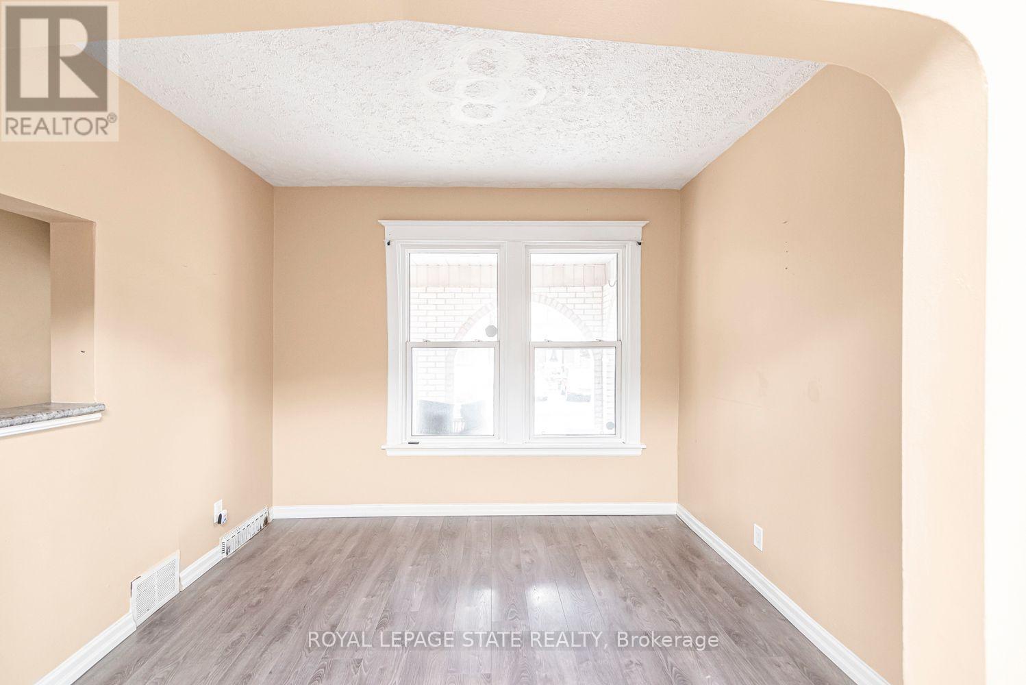46 Holton Avenue N Property Photo 8