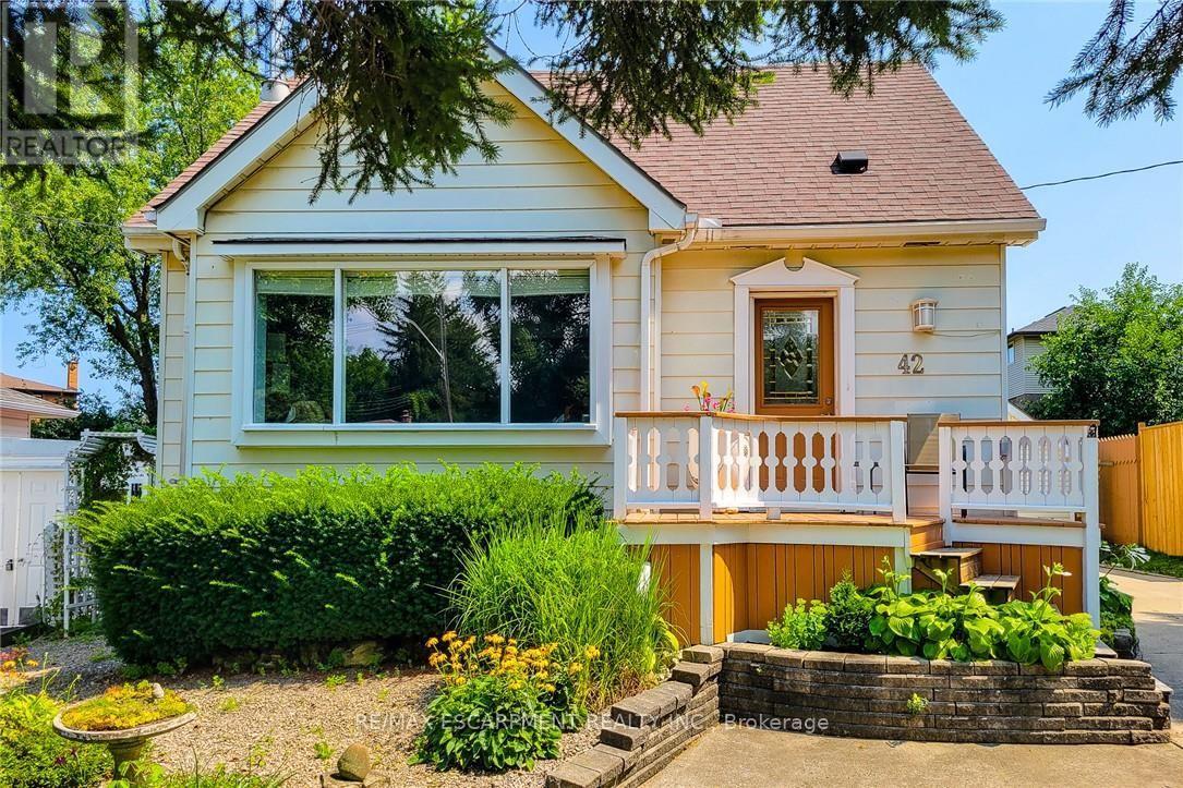 42 Lake Avenue N Property Photo 1
