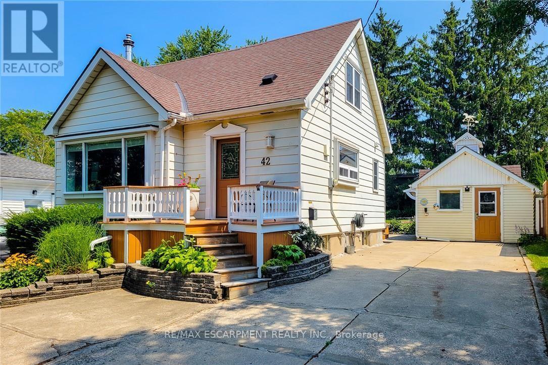 42 Lake Avenue N Property Photo 2