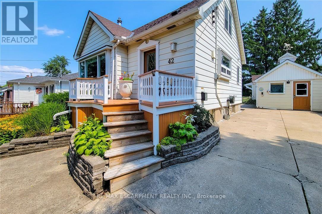 42 Lake Avenue N Property Photo 4
