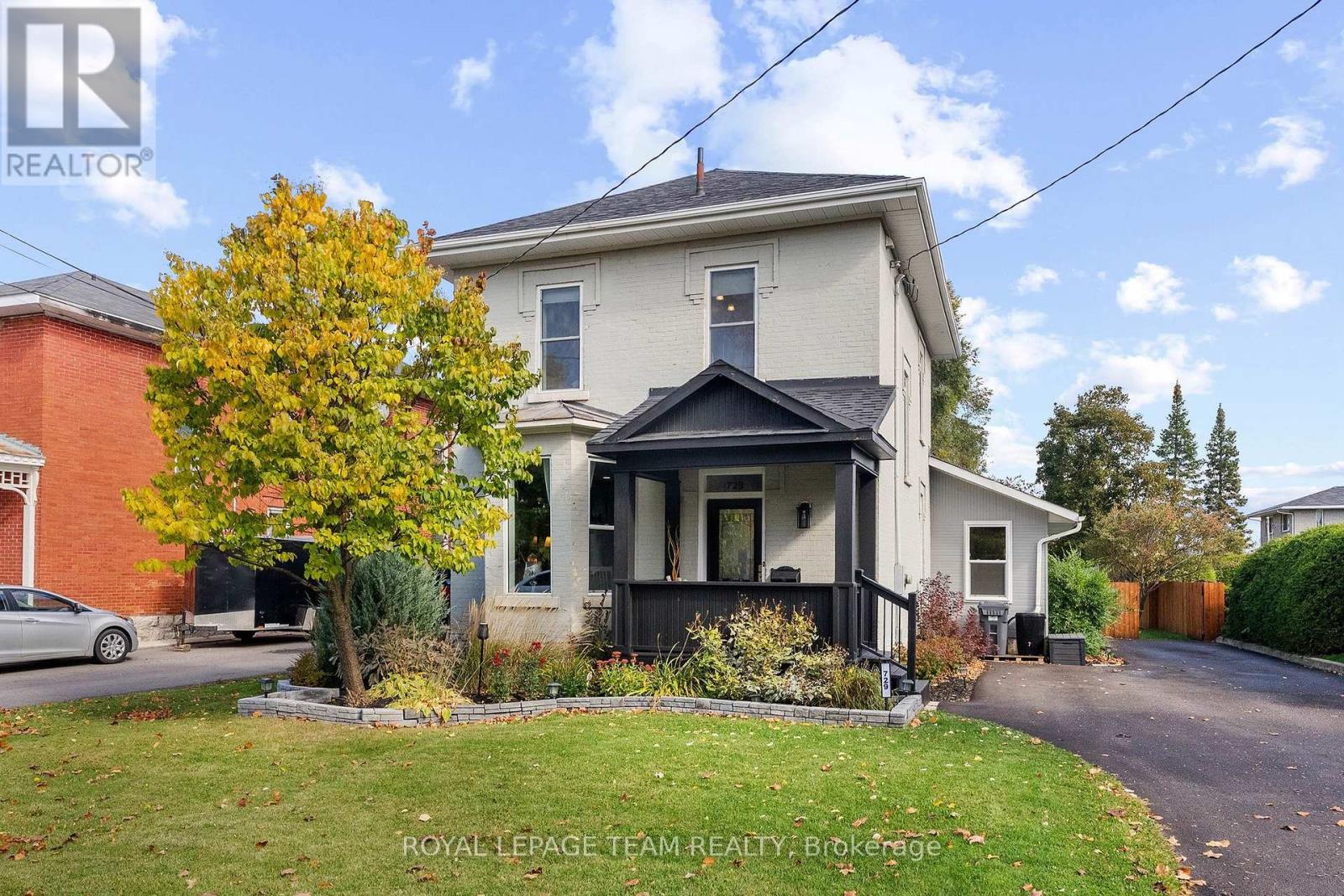 729 Raglan Street S Property Photo 2