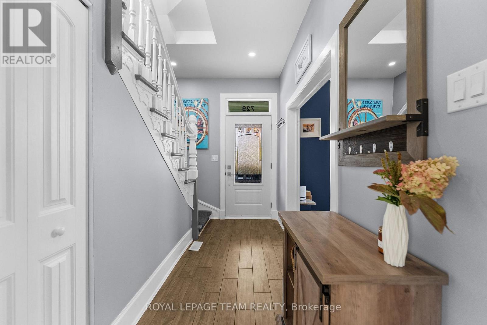 729 Raglan Street S Property Photo 4