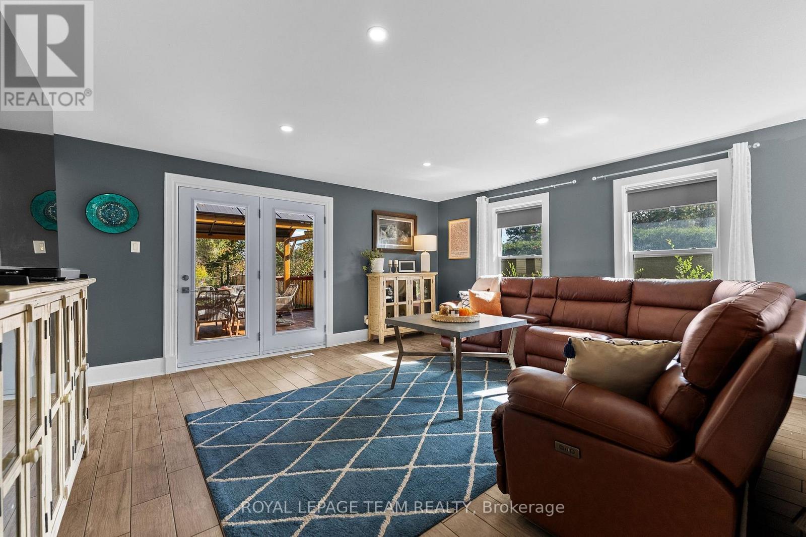 729 Raglan Street S Property Photo 6