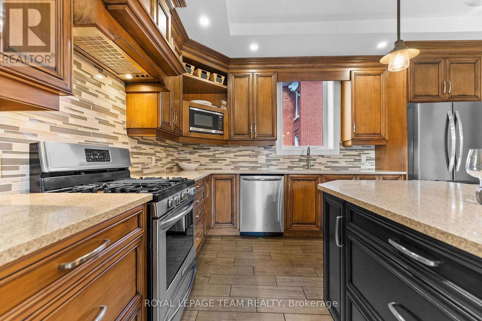 729 Raglan Street S Property Photo 14