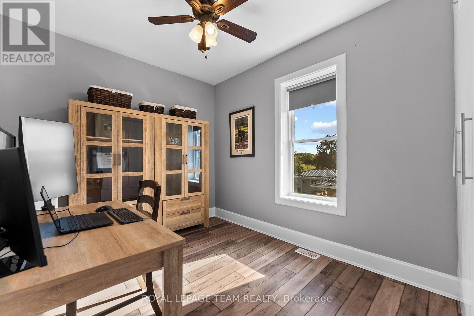 729 Raglan Street S Property Photo 21