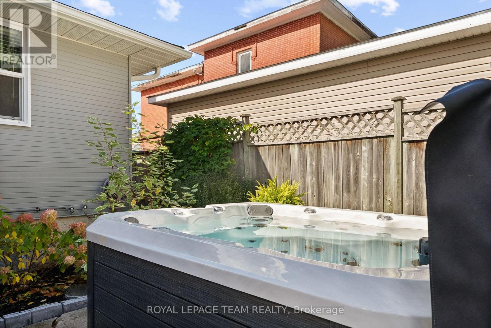 729 Raglan Street S Property Photo 31
