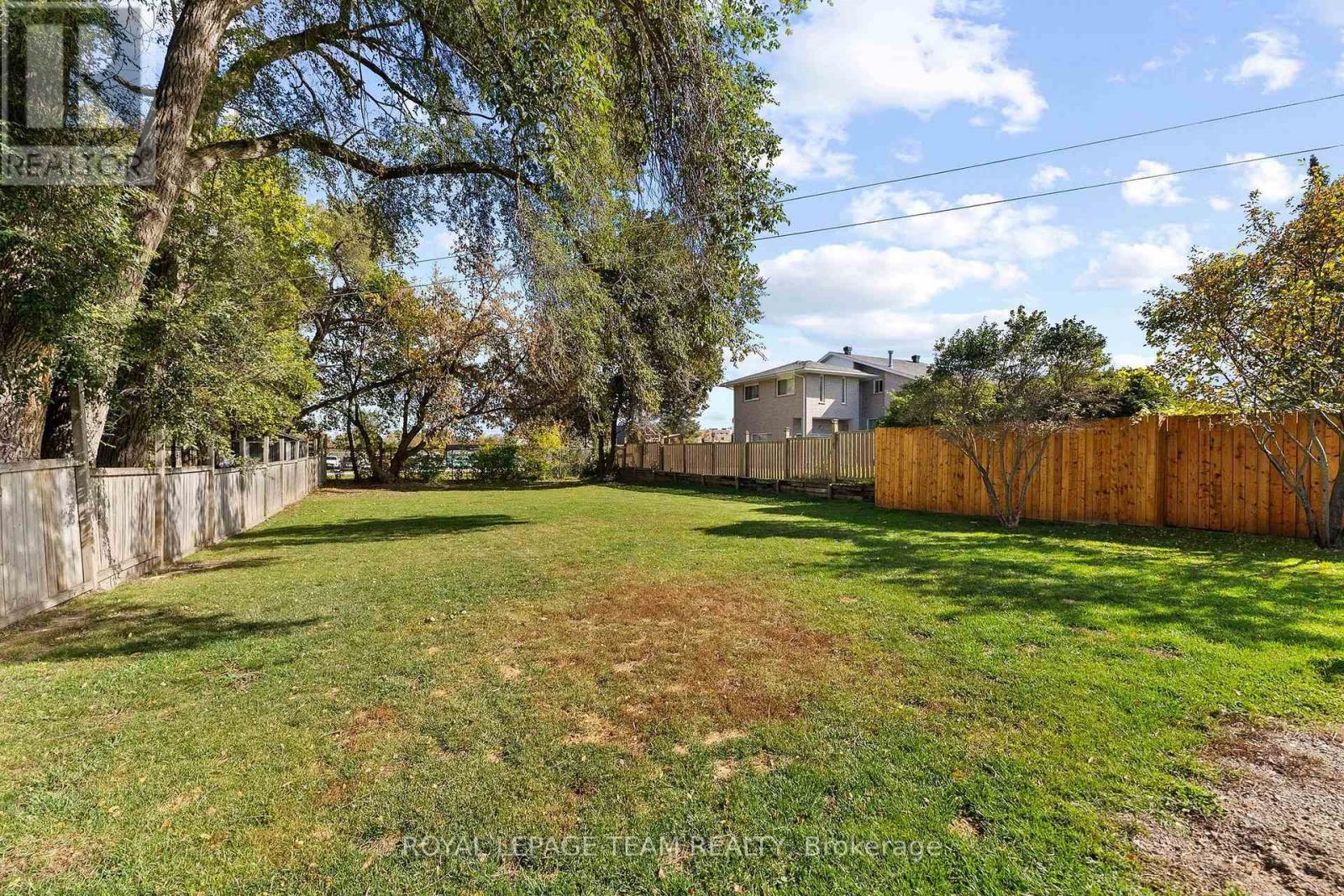 729 Raglan Street S Property Photo 33