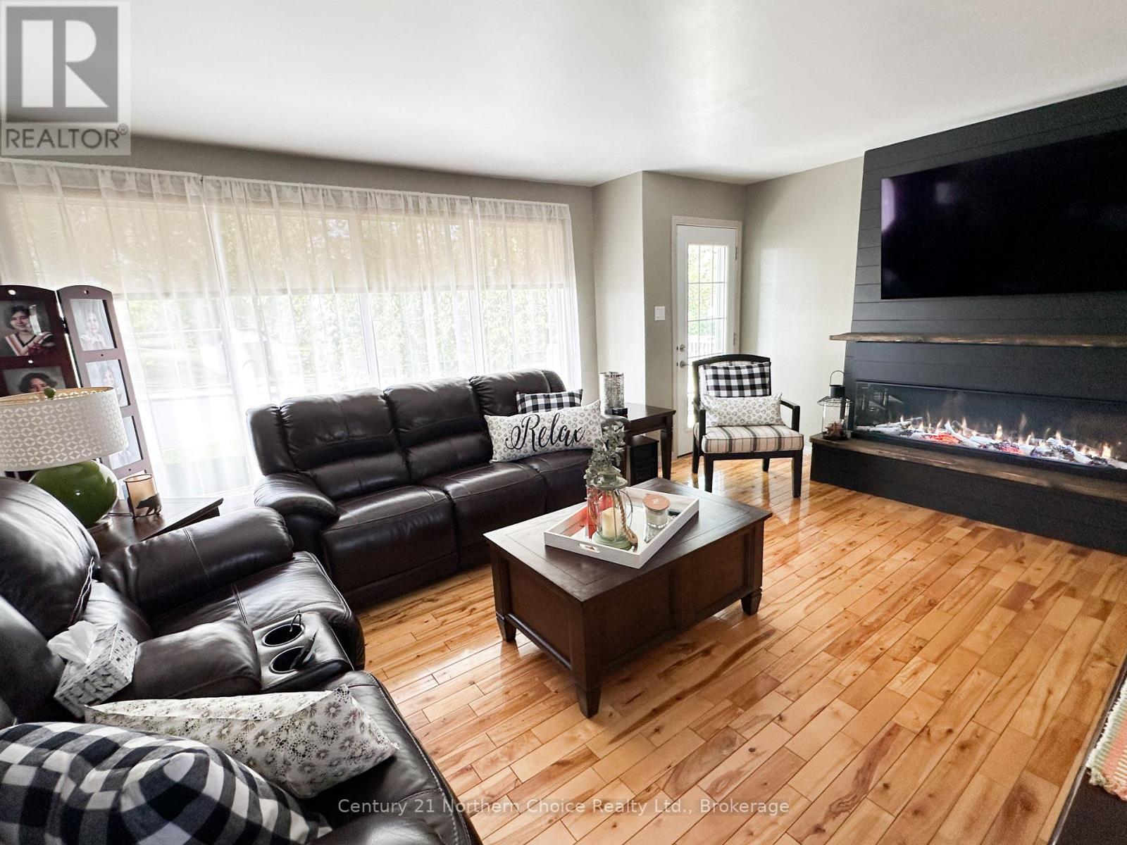 52 Dickenson Road Property Photo 4