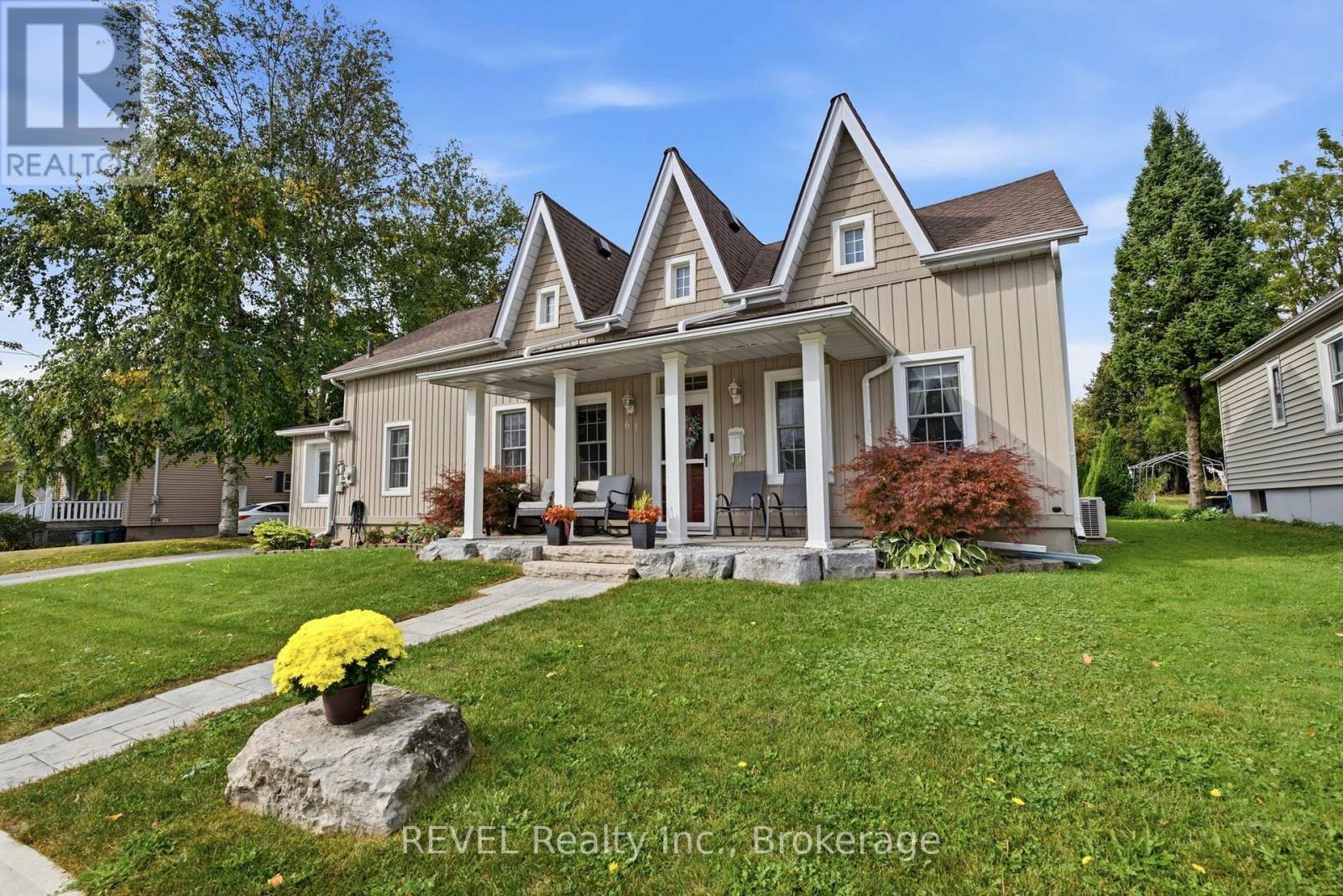 61 Queen Street N Property Photo 2