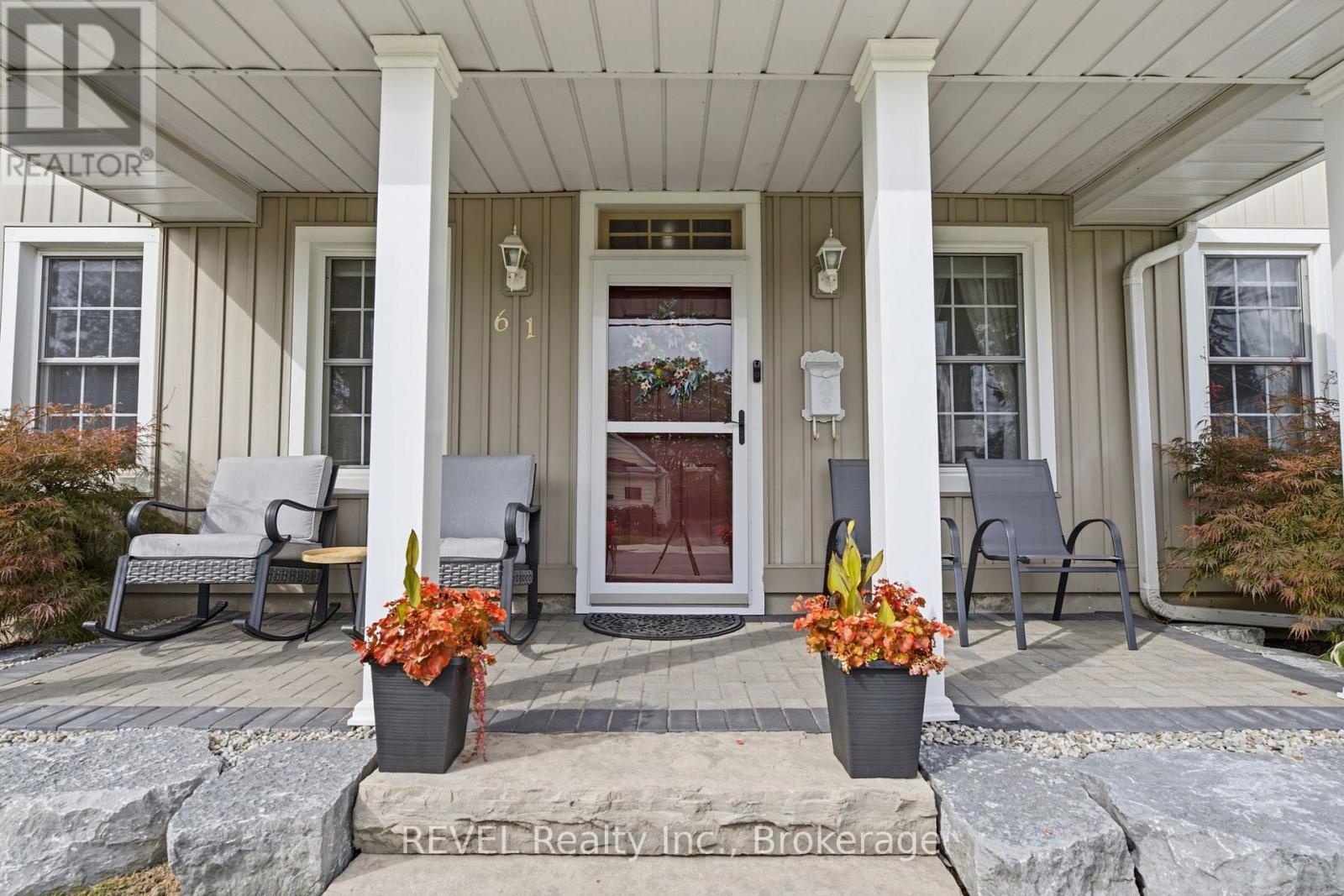61 Queen Street N Property Photo 3