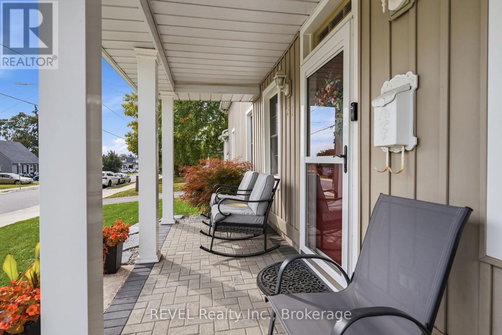 61 Queen Street N Property Photo 4