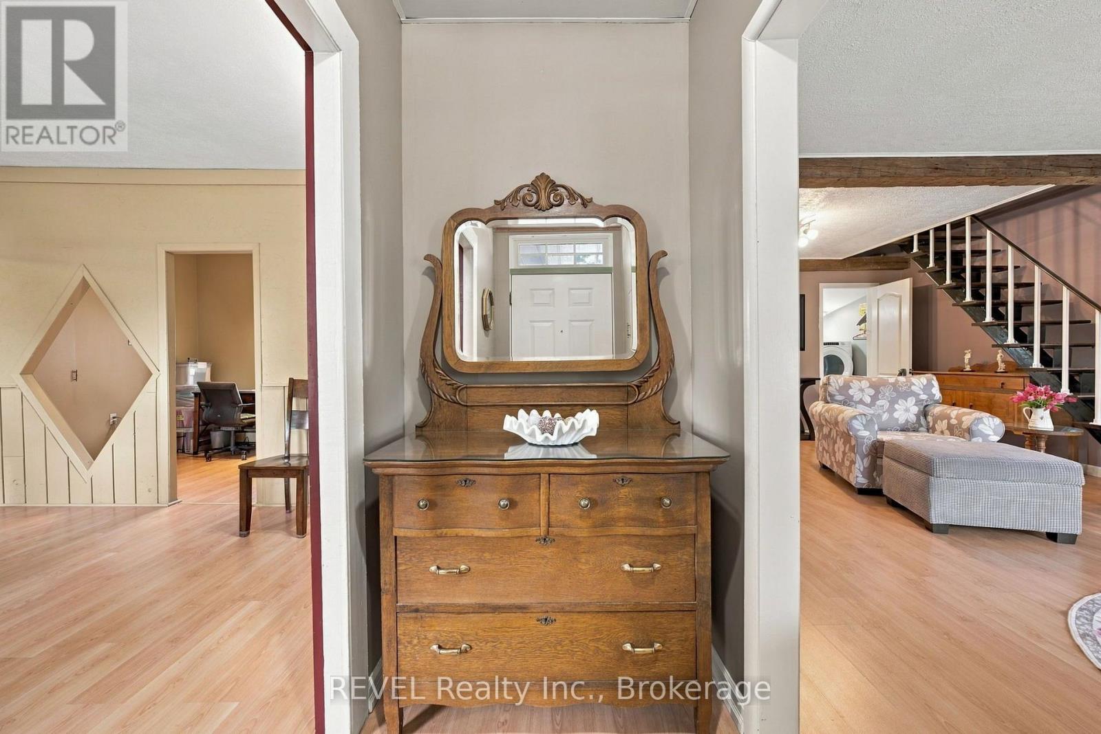 61 Queen Street N Property Photo 6