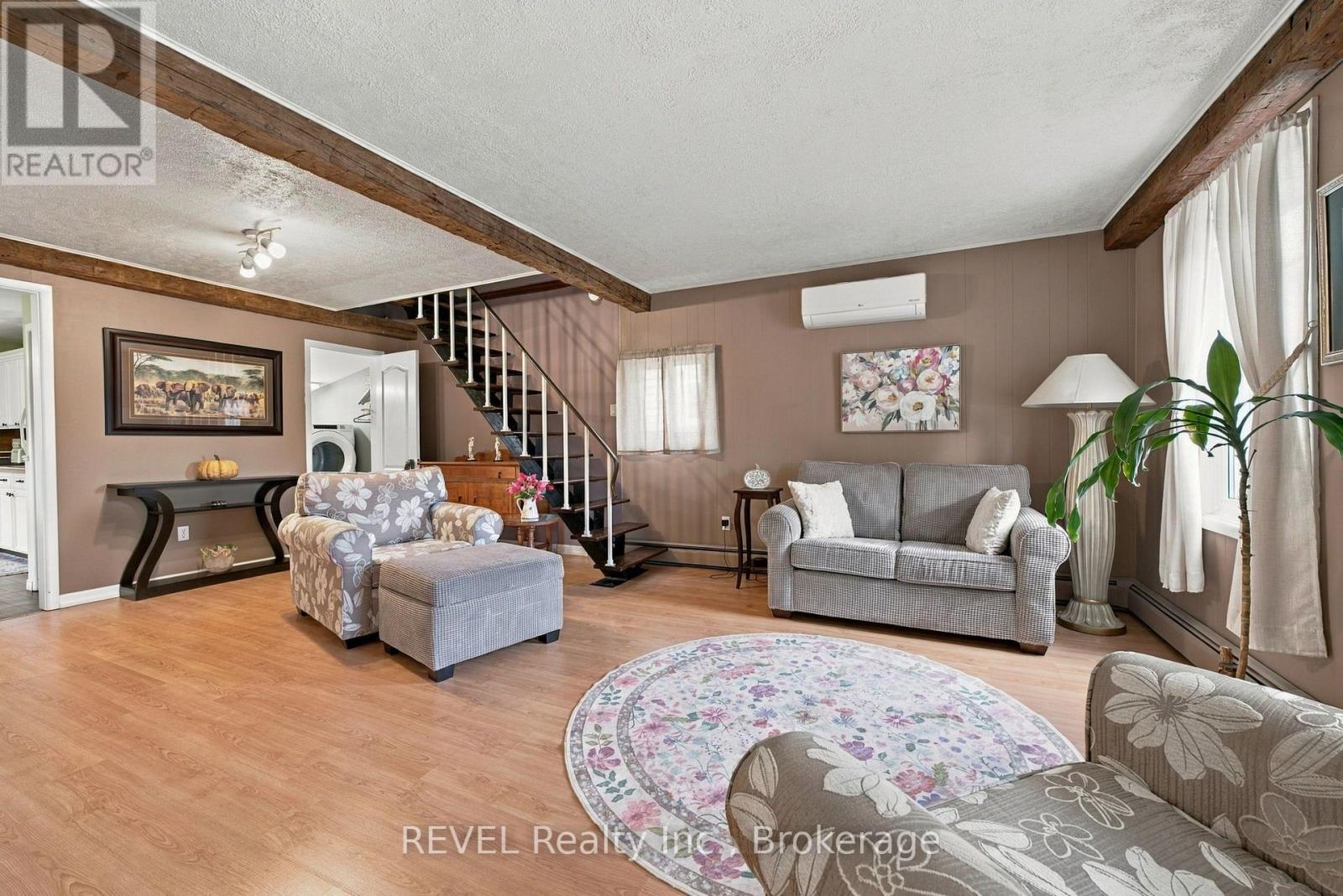61 Queen Street N Property Photo 7