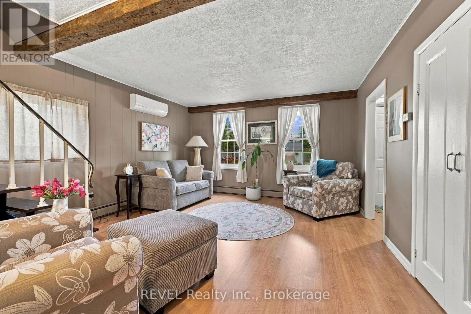 61 Queen Street N Property Photo 8
