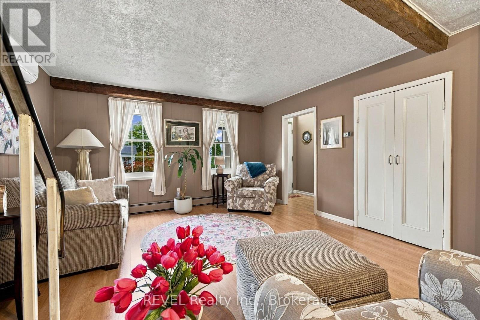 61 Queen Street N Property Photo 9